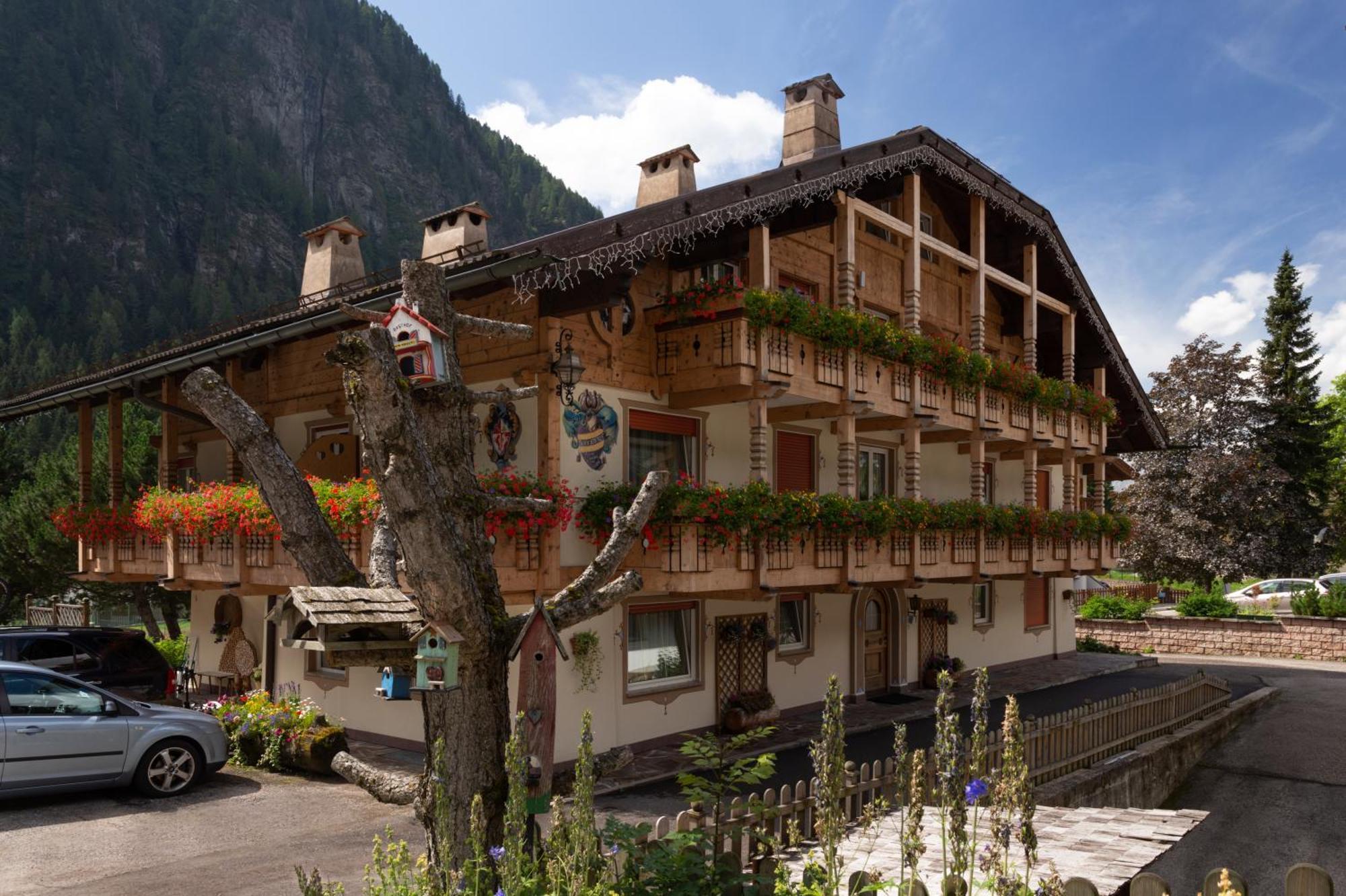 Appartamenti Ladina Campitello di Fassa Exterior photo
