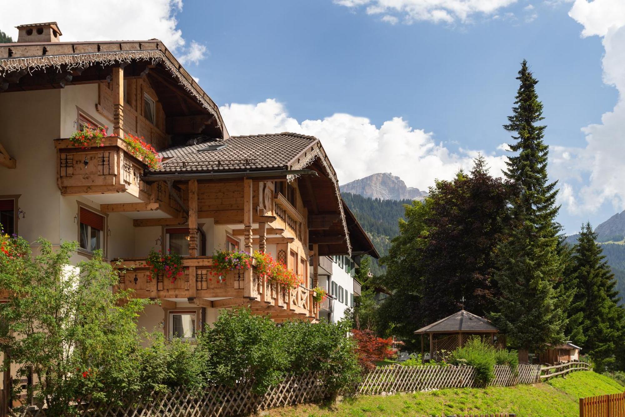 Appartamenti Ladina Campitello di Fassa Exterior photo